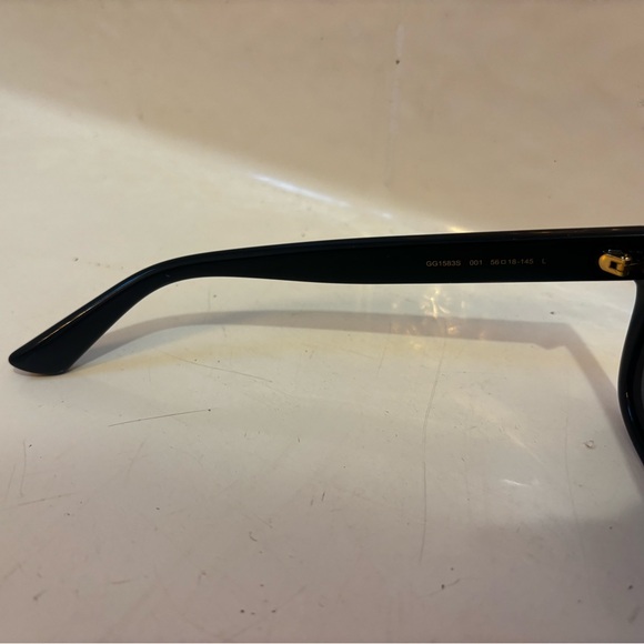 Gucci Elegant Black Sunglasses - Picture 6 of 6
